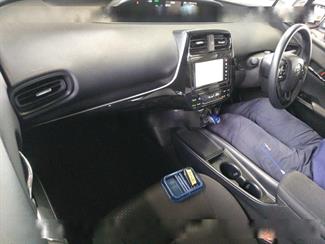2019 Toyota Prius - Thumbnail