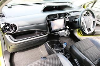 2015 Toyota Aqua - Thumbnail
