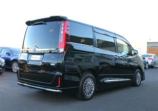 2015 Toyota Esquire - Thumbnail