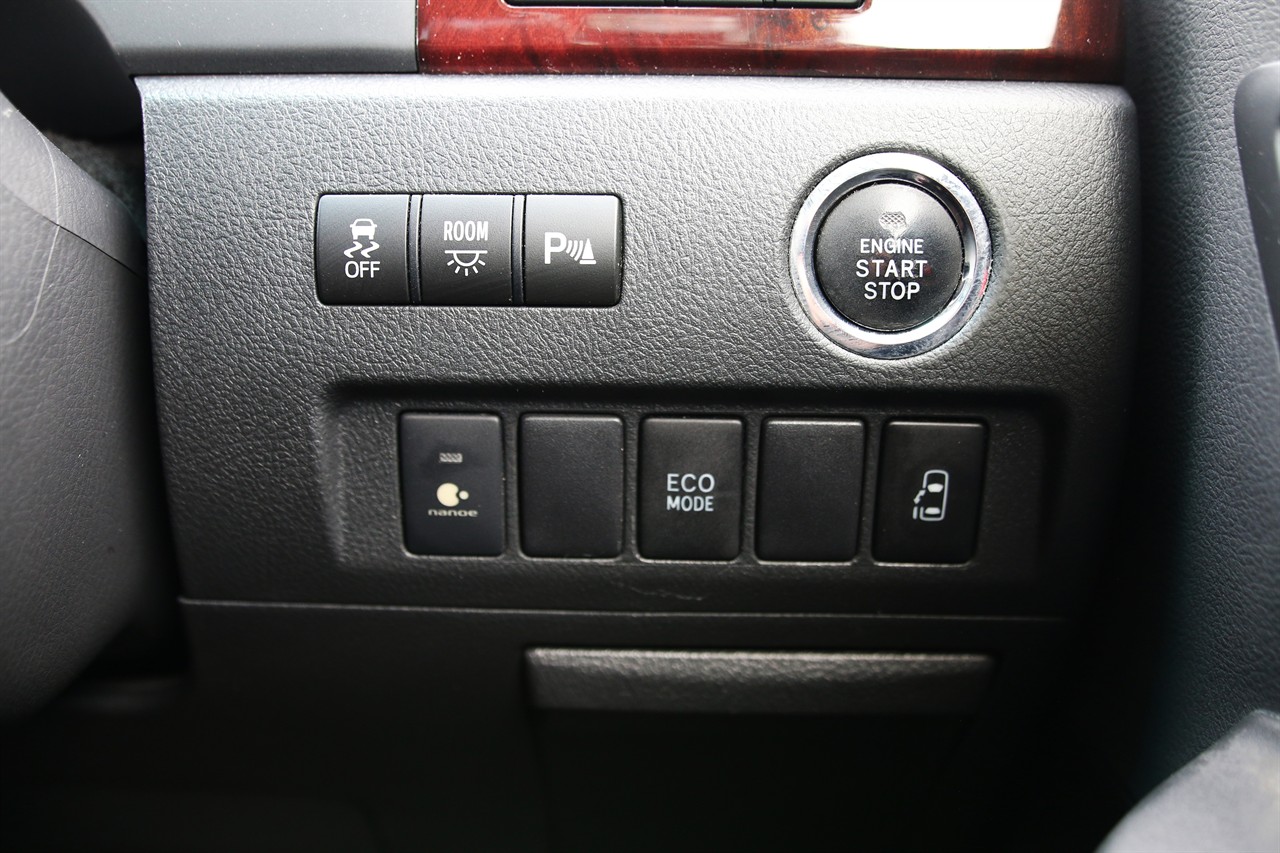 2013 Toyota Vellfire