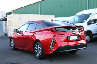 2017 Toyota Prius - Thumbnail