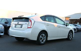 2015 Toyota Prius - Thumbnail