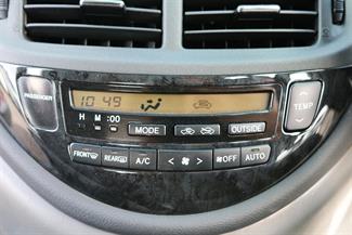 2005 Toyota Estima - Thumbnail