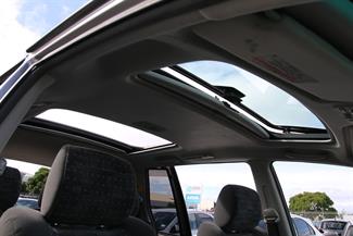 2005 Toyota Estima - Thumbnail