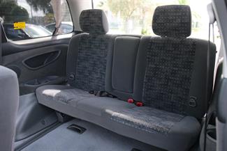 2005 Toyota Estima - Thumbnail